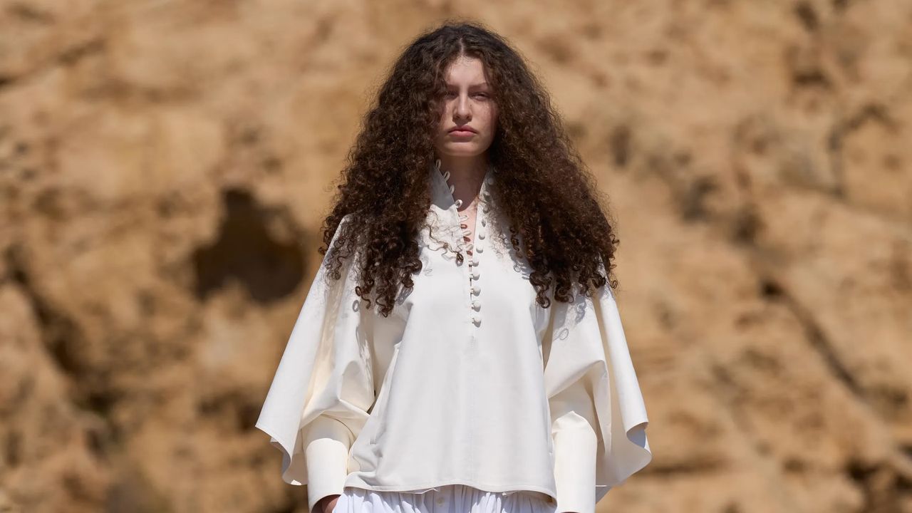 Athena Accorsi, l’héritière de Laetitia Casta, sublime le défilé Jacquemus en Corse