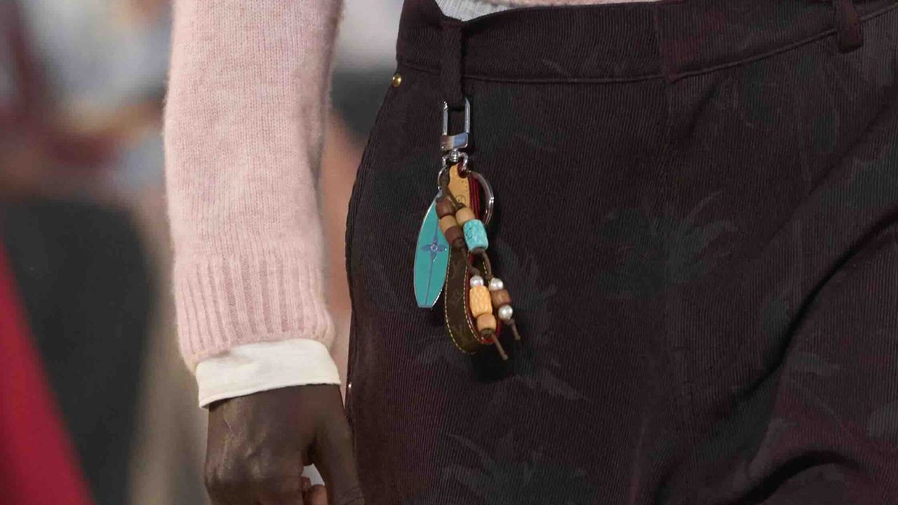Quand le porte-clés devient un accessoire de luxe : la révolution Pharrell Williams chez Louis Vuitton