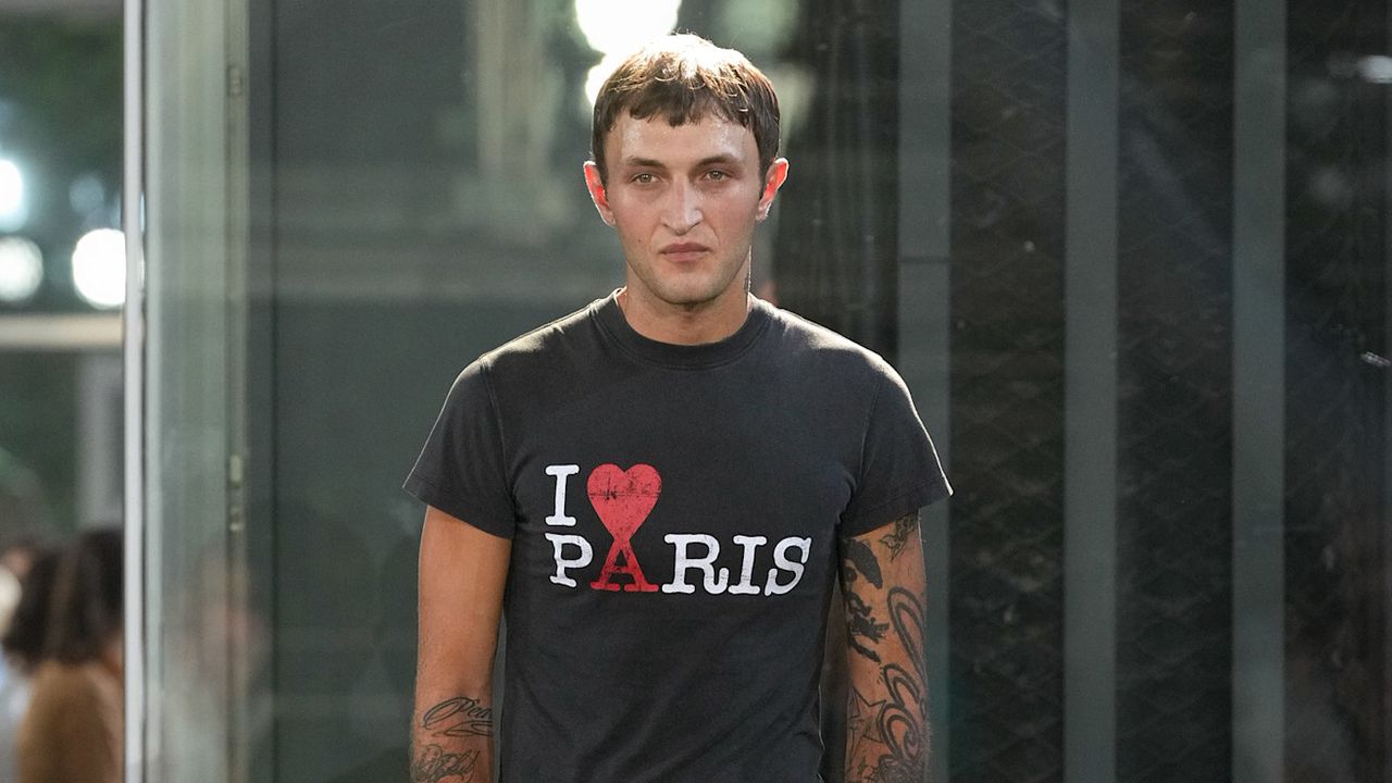 Le tee-shirt I Love Paris d'Ami 2027 va conquérir votre garde-robe