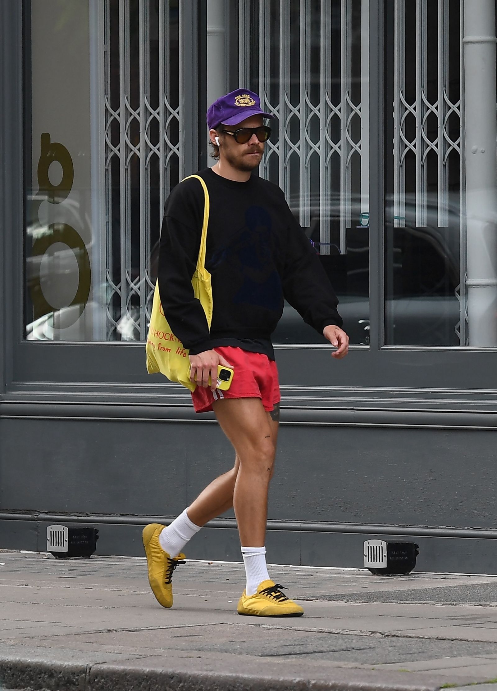 Harry Styles révolutionne l’été avec le micro-short, la pièce mode à adopter absolument
