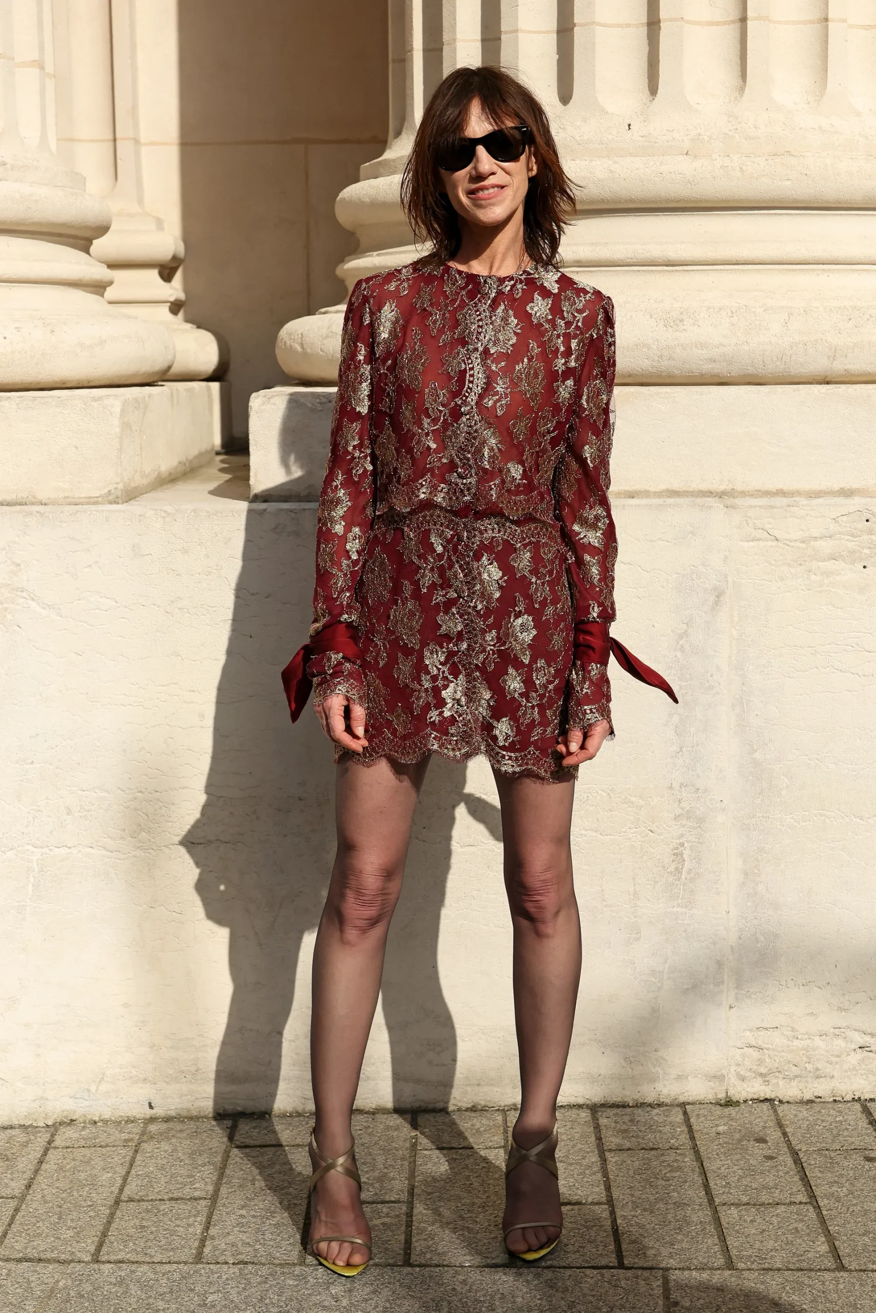 Charlotte Gainsbourg sublime le style Saint Laurent avec une élégance intemporelle