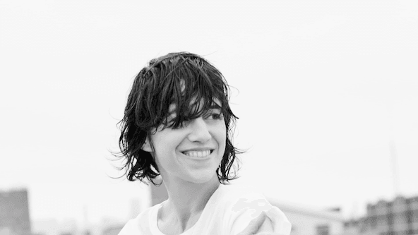 Charlotte Gainsbourg révèle les secrets de son exposition photographique à Arles : un hommage intime à Serge Gainsbourg