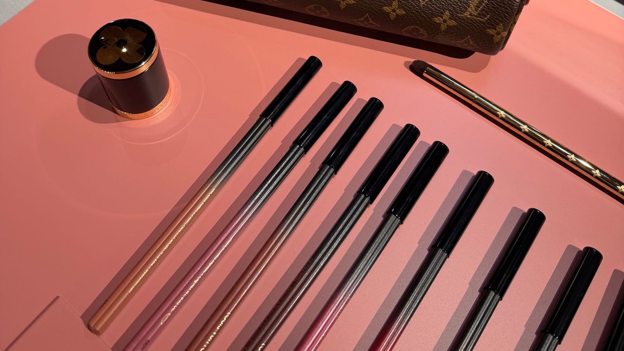 Pat McGrath et Louis Vuitton révolutionnent le maquillage avec 10 crayons à lèvres d'exception
