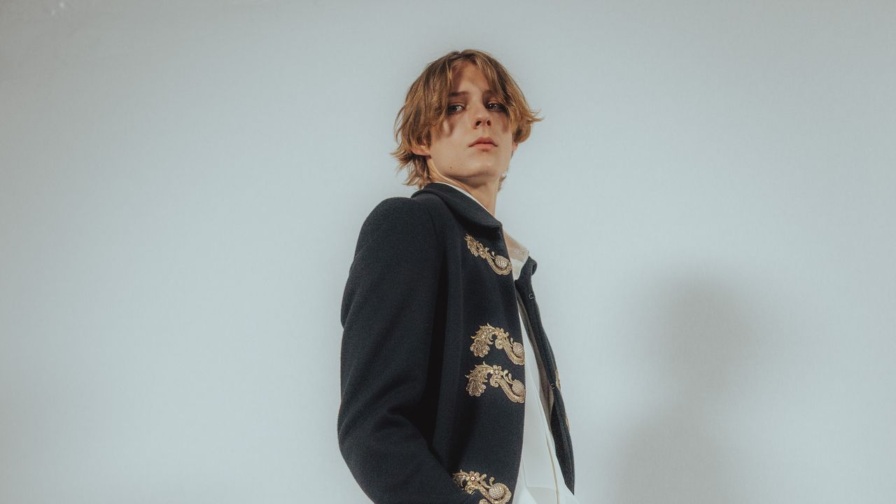 Dior Homme 2027 : quand la jeunesse dorée s’invite dans l’univers couture de Jonathan Anderson