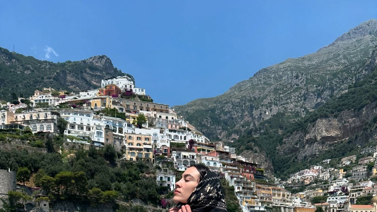 Style vacances Alexa Chung : guide pour adopter son look estival