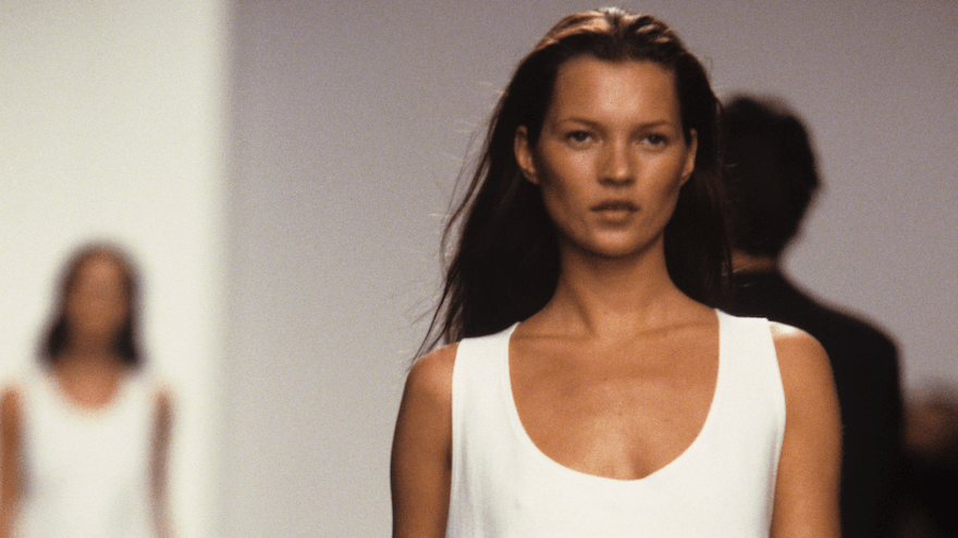 La robe trois trous, l’indispensable intemporel de votre garde-robe estivale