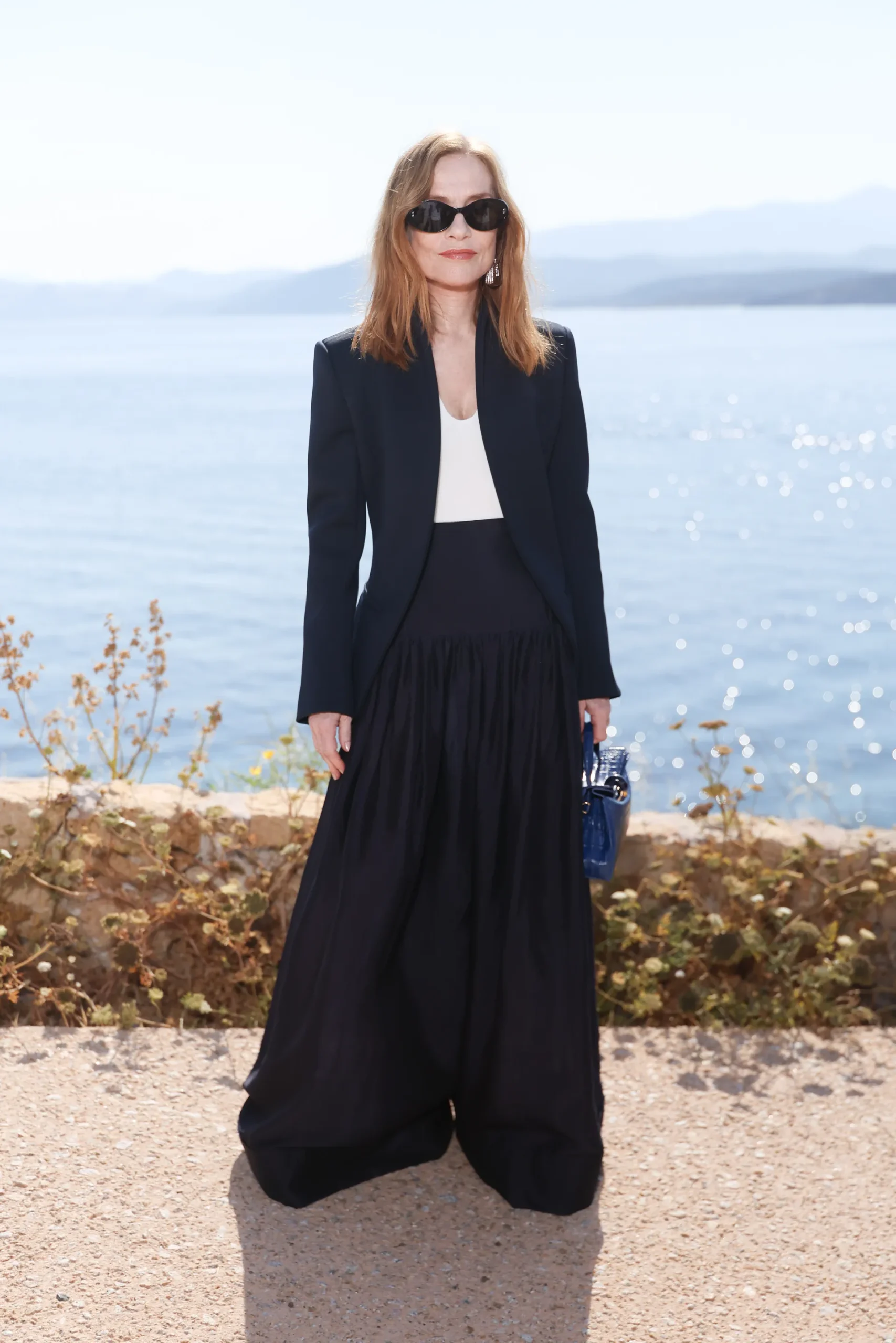 Isabelle Huppert sublime le style Jacquemus et lance la tendance pantalon de l'été 2027