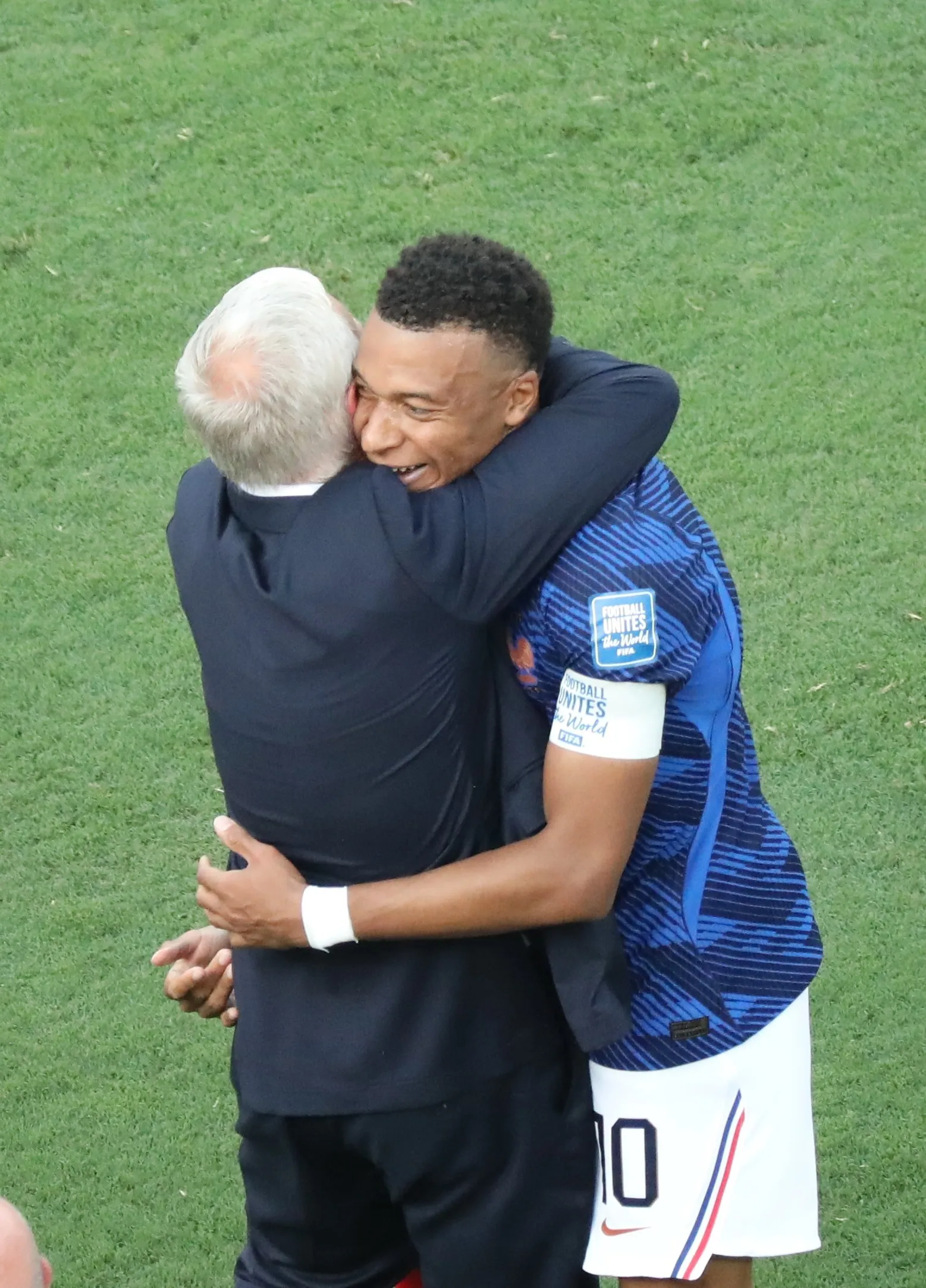 L'étreinte émouvante entre Mbappé et Deschamps qui a marqué la Coupe du Monde 2026