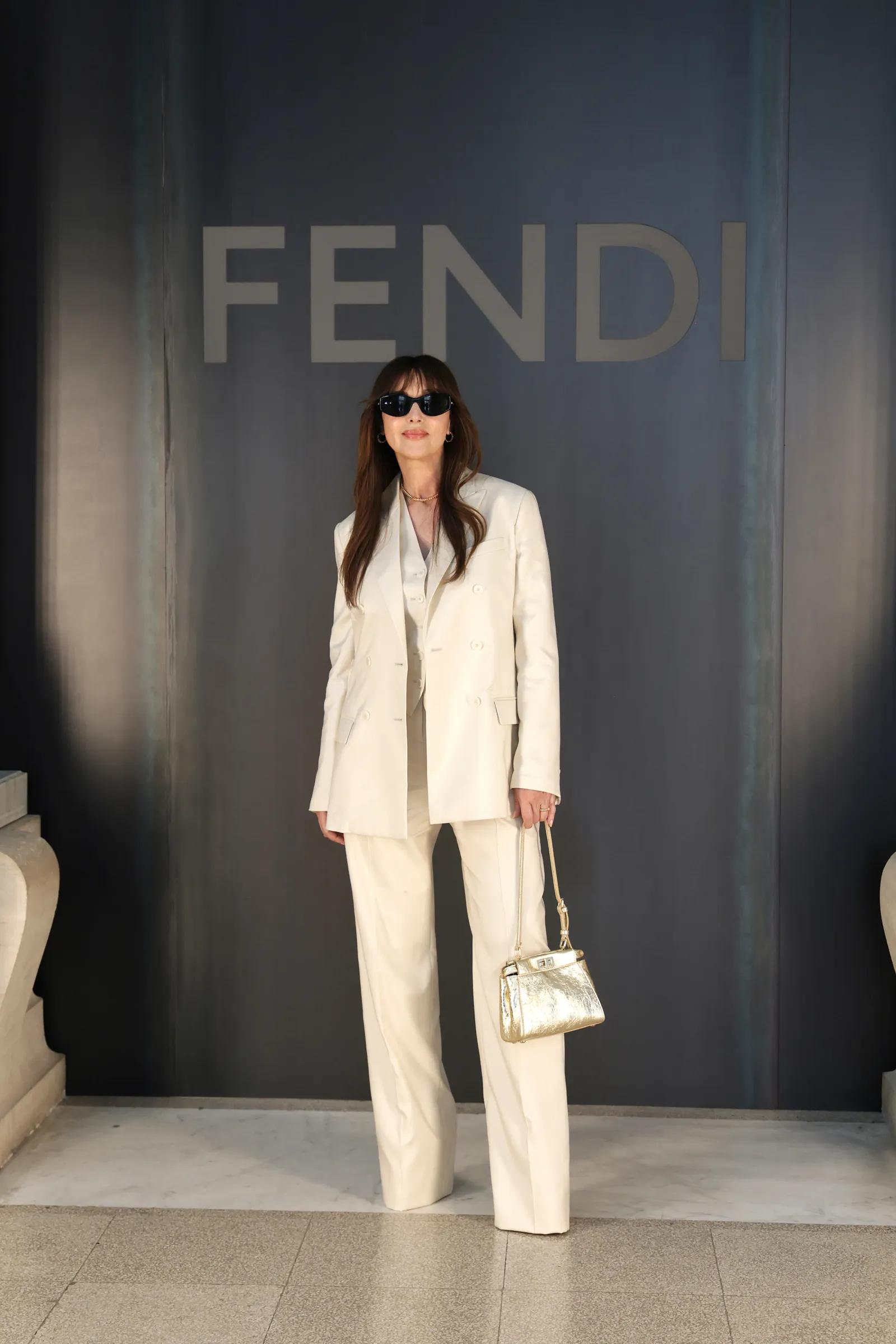Monica Bellucci ose le blanc chez Fendi : l’élégance intemporelle sous 32 degrés