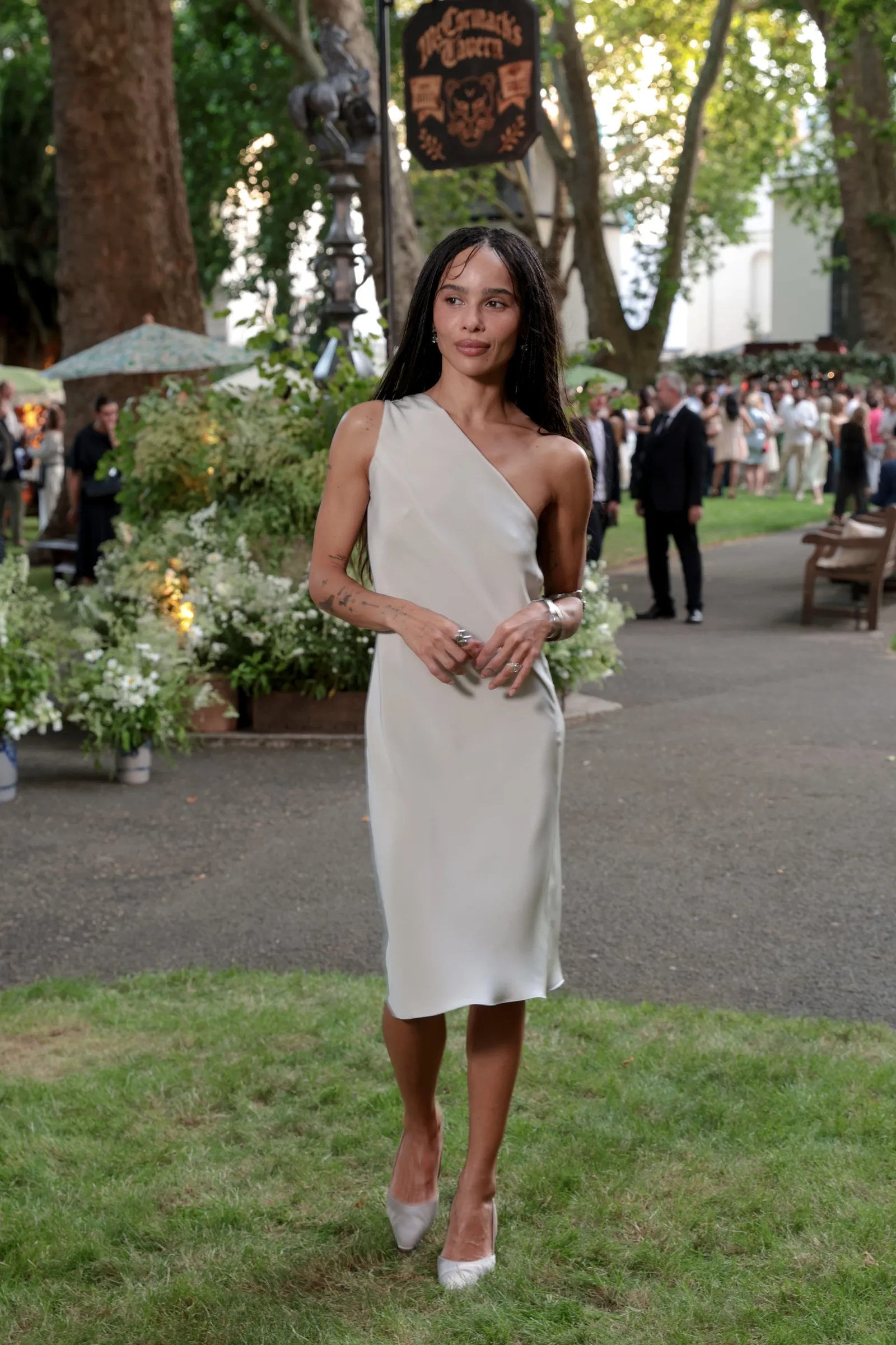 Zoë Kravitz et la slip dress satinée : le secret d’un look estival intemporel pour 2026