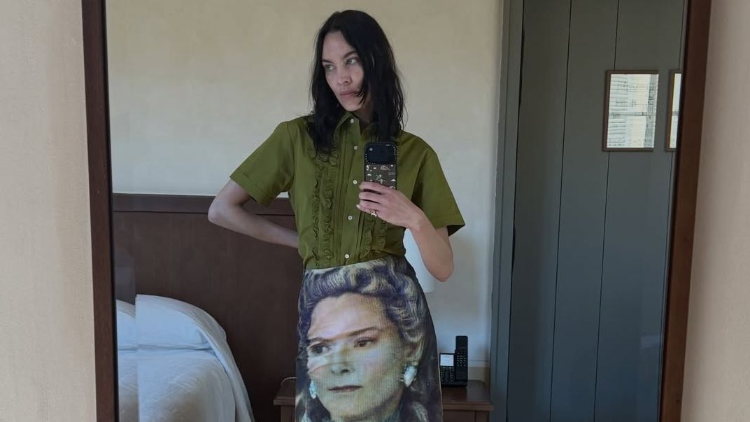 La jupe à portraits, l’indispensable mode de l’été qui fait vibrer les stars