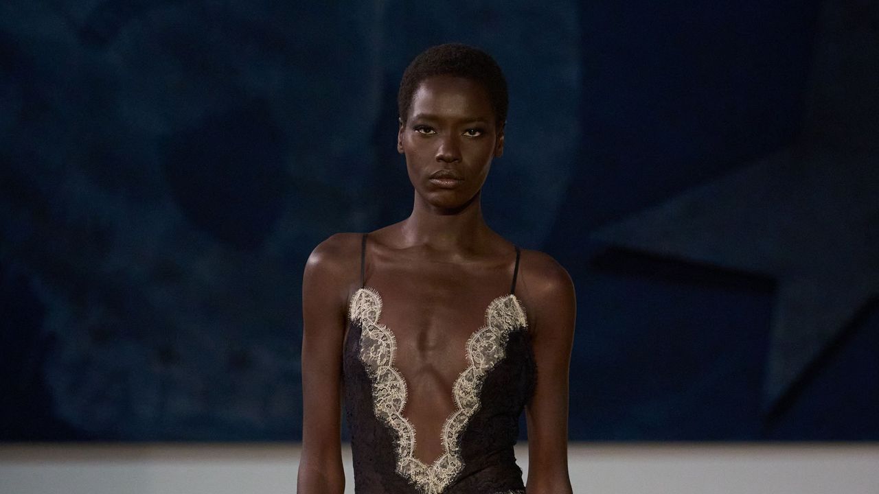 Fendi révolutionne la haute couture avec des silhouettes libérées