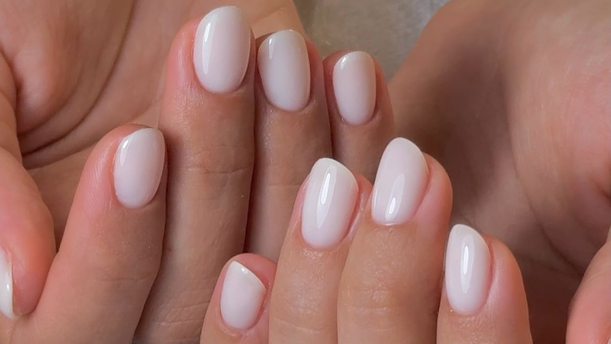 Manucure estivale : les Coconut Latte Nails, la tendance blanche qui fait sensation