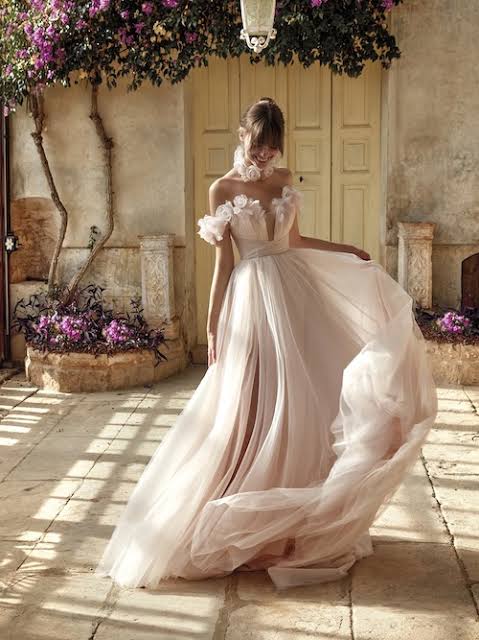 Robes de mariée colorées la révolution qui séduit les futures épouses
